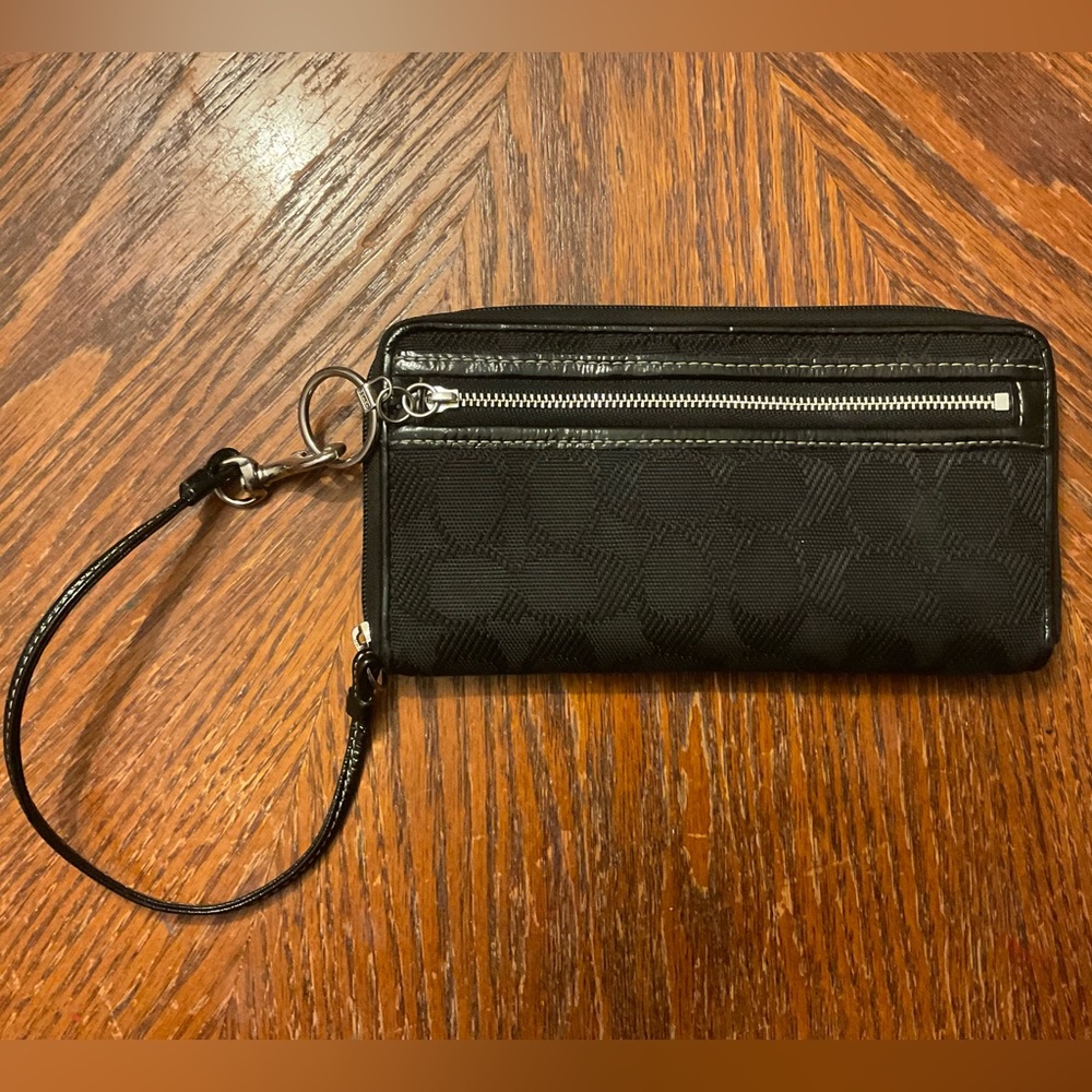 Attractive Classic Coach Silver Hoop & Hardware Zipper Wristlet Wallet!